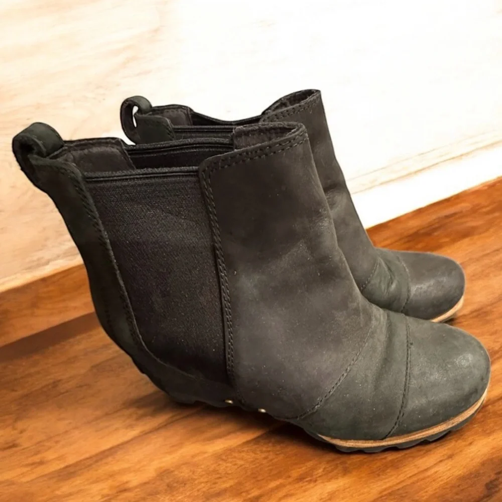 Sorel Black Joan of arctic Chelsea Ankle Booties size 6